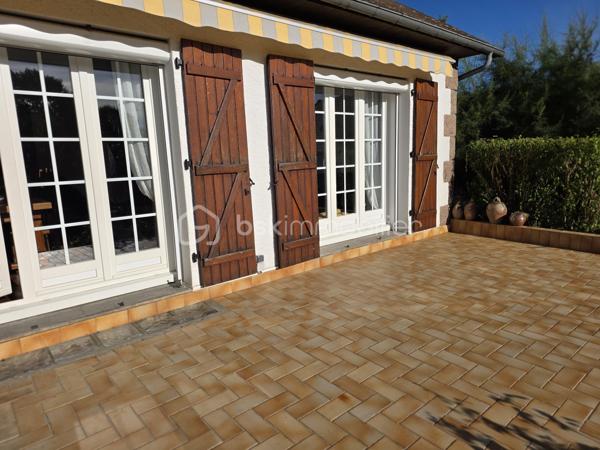 Pavillon sur sous-sol de 168 m² à Saint-Léger-des-Vignes
Amoureux des jolis coins de campagne, sans aucun vis-à-vis, à seulement 2 minutes des commodités, nous vous présentons ce magnifique pavillon sur sous-sol construit en 1978, d'une surface habitable de 168 m², implanté sur un terrain de 1 105 m². Il propose 5 pièces dont 4 chambres, réparties comme suit : entrée, salon séjour, cuisine indépendante,  aménagée et équipée, WC, salle de bain, deux chambres en rez-de-chaussée,  palier et suite parentale avec salle d'eau et wc privatifs, ainsi qu'une buanderie, un cellier cave, un grand garage et une chambre en sous-sol.
Dès l'entrée, vous accédez à un beau séjour-salon de 49 m² baigné de lumière, avec sa cheminée à foyer ouvert pour les soirées d'hiver. Cette maison propose une cuisine de 13 m² indépendant, aménagée et équipée, 
Le rez-de-chaussée se complète d'un WC indépendant, d'une salle de bain et de deux chambres de 11 zt 15m², 
À l'étage, le palier dessert une mezzanine de 11 m², puis une spacieuse chambre parentale de 30 m² avec sa propre salle d'eau avec wc intégré.
En sous-sol, vous profitez d'un grand garage de 42m², d'une buanderie de 20m², d'un cellier cave et d'une chambre de 14m².
Les sols se déclinent en carrelage, parquet chêne authentique et parquet stratifié au rez-de-chaussée et en parquet ou lino à l'étage. La toiture est en tuile mécanique terre cuite.
Côté extérieur, profitez d'une belle terrasse de 23m², d'un grand terrain arboré, ainsi que d'un espace piscinable pour concrétiser votre éventuel projet de piscine. 
Les plus de cette maison : son emplacement calme en pleine campagne sans vis-à-vis, ses grands volumes de pièces, dont son salon séjour de 49m² avec sa cheminée à foyer ouvert, sa suite parentale à l'étage et son terrain piscinable.

Des photos supplémentaires sont disponibles sur BSK IMMOBILIER, rubrique Nos conseillers, Olivier FRESLON.
Pour tout renseignement complémentaire ou pour une visite, contactez-moi au 07.62.78.13.13.

Ne passez pas à côté de cette opportunité à Saint-Léger-des-Vignes, contactez-moi rapidement pour une visite !