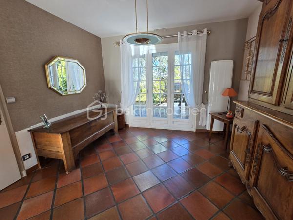 Pavillon sur sous-sol de 168 m² à Saint-Léger-des-Vignes
Amoureux des jolis coins de campagne, sans aucun vis-à-vis, à seulement 2 minutes des commodités, nous vous présentons ce magnifique pavillon sur sous-sol construit en 1978, d'une surface habitable de 168 m², implanté sur un terrain de 1 105 m². Il propose 5 pièces dont 4 chambres, réparties comme suit : entrée, salon séjour, cuisine indépendante,  aménagée et équipée, WC, salle de bain, deux chambres en rez-de-chaussée,  palier et suite parentale avec salle d'eau et wc privatifs, ainsi qu'une buanderie, un cellier cave, un grand garage et une chambre en sous-sol.
Dès l'entrée, vous accédez à un beau séjour-salon de 49 m² baigné de lumière, avec sa cheminée à foyer ouvert pour les soirées d'hiver. Cette maison propose une cuisine de 13 m² indépendant, aménagée et équipée, 
Le rez-de-chaussée se complète d'un WC indépendant, d'une salle de bain et de deux chambres de 11 zt 15m², 
À l'étage, le palier dessert une mezzanine de 11 m², puis une spacieuse chambre parentale de 30 m² avec sa propre salle d'eau avec wc intégré.
En sous-sol, vous profitez d'un grand garage de 42m², d'une buanderie de 20m², d'un cellier cave et d'une chambre de 14m².
Les sols se déclinent en carrelage, parquet chêne authentique et parquet stratifié au rez-de-chaussée et en parquet ou lino à l'étage. La toiture est en tuile mécanique terre cuite.
Côté extérieur, profitez d'une belle terrasse de 23m², d'un grand terrain arboré, ainsi que d'un espace piscinable pour concrétiser votre éventuel projet de piscine. 
Les plus de cette maison : son emplacement calme en pleine campagne sans vis-à-vis, ses grands volumes de pièces, dont son salon séjour de 49m² avec sa cheminée à foyer ouvert, sa suite parentale à l'étage et son terrain piscinable.

Des photos supplémentaires sont disponibles sur BSK IMMOBILIER, rubrique Nos conseillers, Olivier FRESLON.
Pour tout renseignement complémentaire ou pour une visite, contactez-moi au 07.62.78.13.13.

Ne passez pas à côté de cette opportunité à Saint-Léger-des-Vignes, contactez-moi rapidement pour une visite !