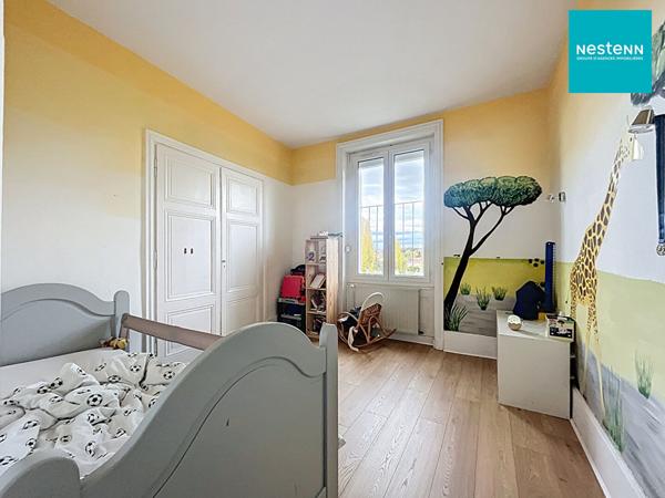 Immeuble hyper centre historique de Saint-Rambert avec jardin de 250 m² et garage