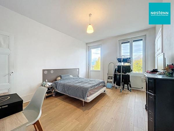 Immeuble hyper centre historique de Saint-Rambert avec jardin de 250 m² et garage