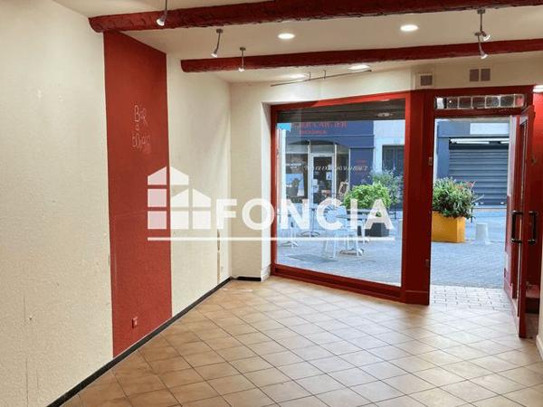 Location Local commercial 2 pièces 30 m² - 6 PLACE AUX HERBES Orange 84100