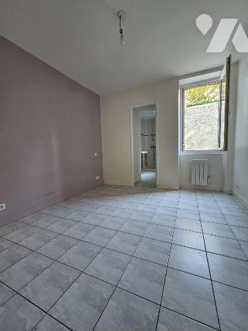 COUERON BOURG - Un ensemble immobilier comprenant deux appartements.