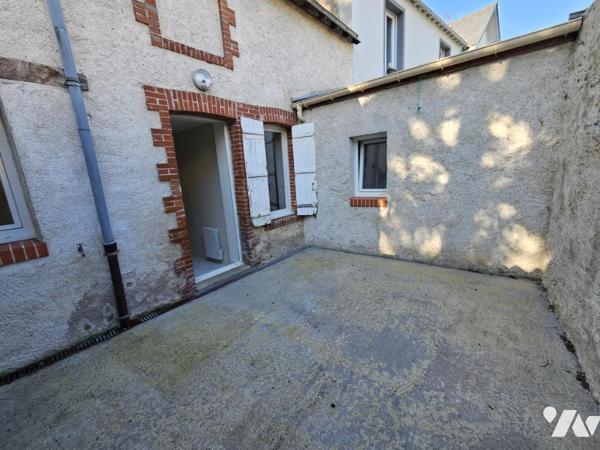 COUERON BOURG - Un ensemble immobilier comprenant deux appartements.