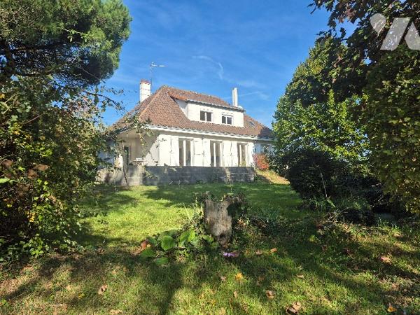 Saint Pierre Montlimart, un pavillon sur sous sol avec étage, comprenant cinq chambres