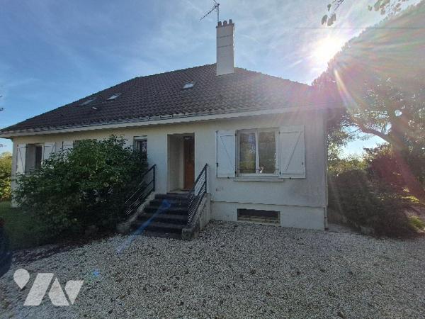 Saint Pierre Montlimart, un pavillon sur sous sol avec étage, comprenant cinq chambres