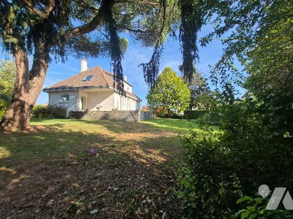 Saint Pierre Montlimart, un pavillon sur sous sol avec étage, comprenant cinq chambres
