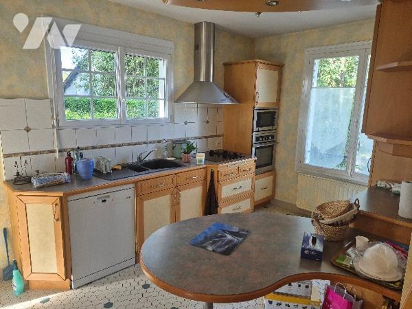 Saint Pierre Montlimart, un pavillon sur sous sol avec étage, comprenant cinq chambres