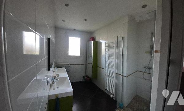 Saint Pierre Montlimart, un pavillon sur sous sol avec étage, comprenant cinq chambres