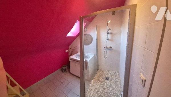 Saint Pierre Montlimart, un pavillon sur sous sol avec étage, comprenant cinq chambres