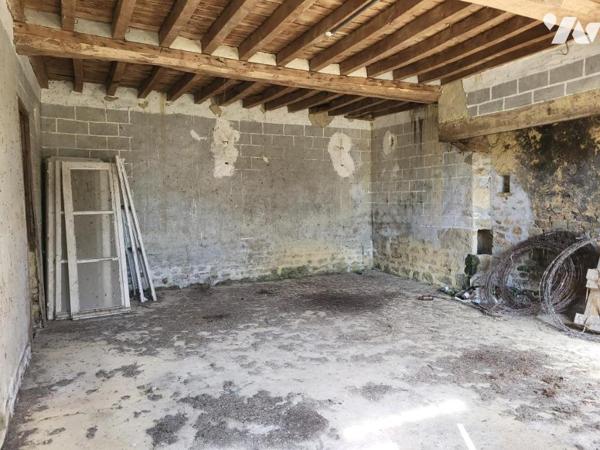 MONTCHAMP : Ancienne maison en pierre à restaurer