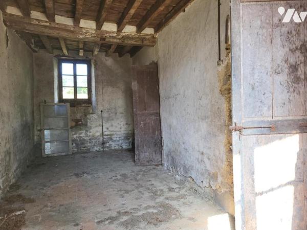 MONTCHAMP : Ancienne maison en pierre à restaurer