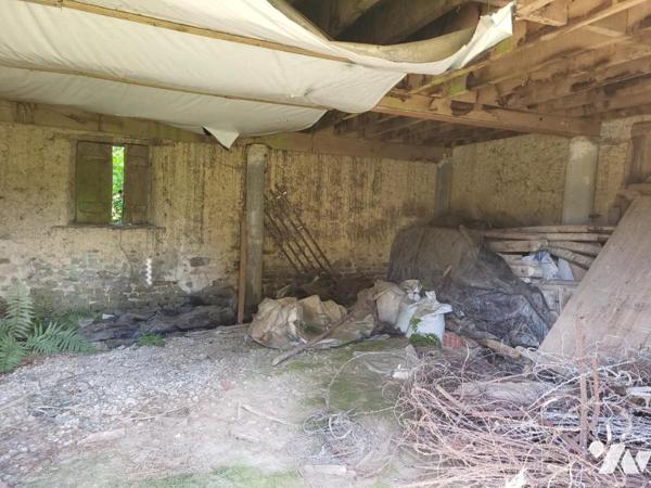 MONTCHAMP : Ancienne maison en pierre à restaurer