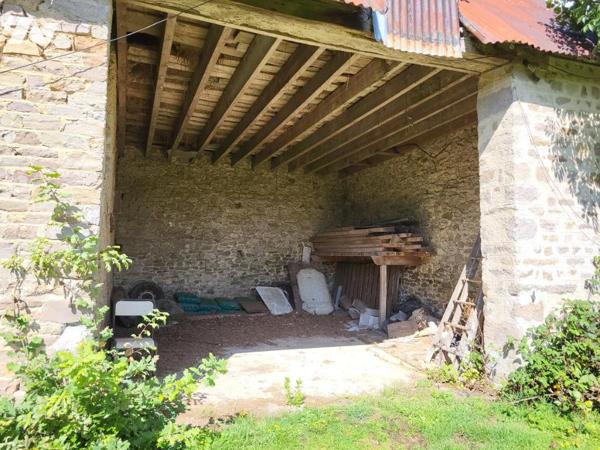 MONTCHAMP : Ancienne maison en pierre à restaurer