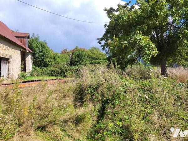 MONTCHAMP : Ancienne maison en pierre à restaurer
