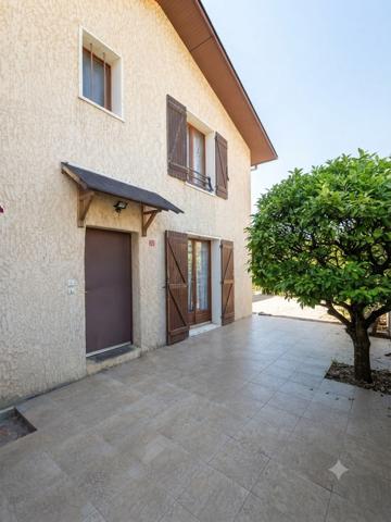 Maison
         5 pièces
        - 122 m² 300 000 € *