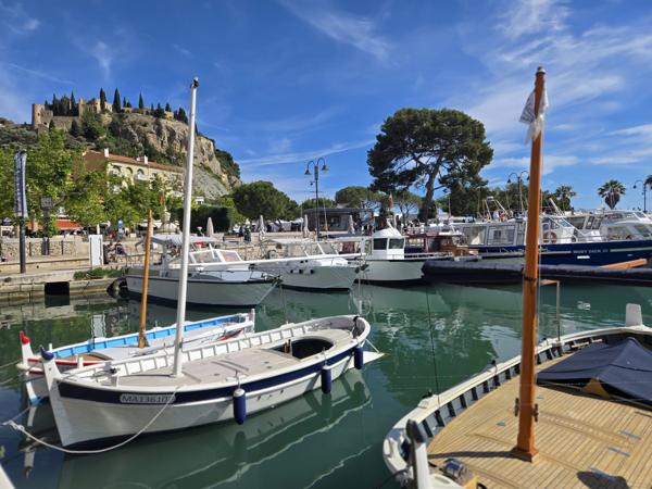 CASSIS APPARTEMENT T3, VUE PANORAMIQUE PORT ET CAP CANAILLE, ACCES PRIVE MER