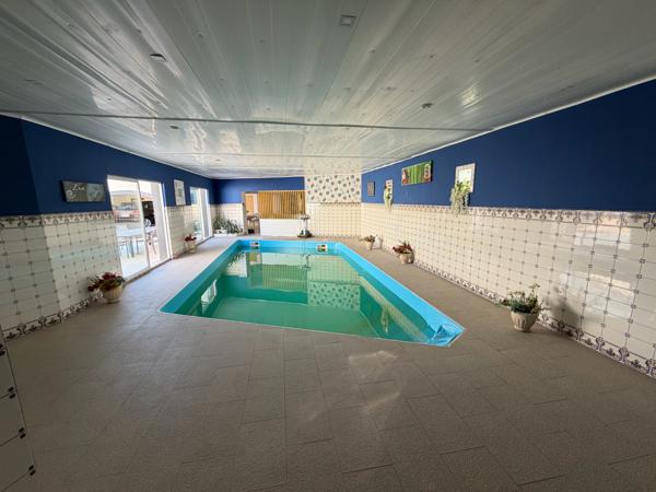 PAVILLON PLAIN-PIED - 3 CHAMBRES - PISCINE INTÉRIEURE - GARAGE