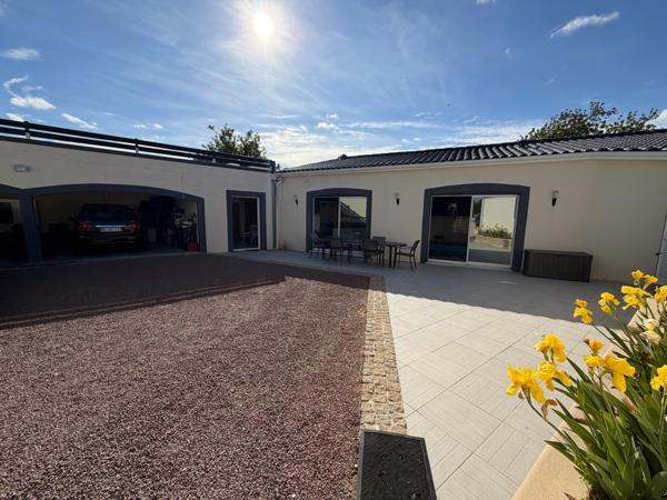 PAVILLON PLAIN-PIED - 3 CHAMBRES - PISCINE INTÉRIEURE - GARAGE