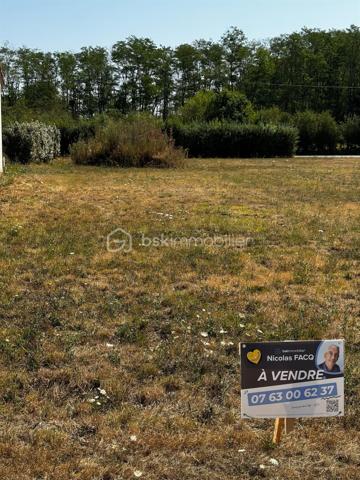 Vous avez un projet de construction ? Je propose à la vente, en exclusivité, 8 terrains à bâtir situés au sein d’un lotissement établi sur la commune de Vinon (18300). Les premières constructions ont été réalisées dès 2016 : vous vous installez ainsi dans un environnement calme, résidentiel et déjà structuré.

Caractéristiques des parcelles :
- Surfaces : Parcelles allant de 955 m² à 1170 m². Des surfaces pensées pour implanter confortablement votre maison individuelle tout en conservant un extérieur privatif agréable.
- Viabilisation : Terrains viabilisés. L’assainissement individuel est à prévoir.
- Liberté de construction : Libre choix du constructeur pour vous permettre de réaliser le projet qui correspond précisément à vos besoins et à votre budget.

Pourquoi s’implanter à Vinon ?
La commune offre un cadre de vie pratique et organisé pour les familles, avec des services essentiels à proximité :
- Scolarité : Organisation via un RPI intercommunal (maternelle, primaire et collège, avec les classes de CM1-CM2 à Vinon).
- Services aux familles : Garderie disponible de 7h30 à 18h30, cantine scolaire située à l’ESAT de Veaugues, et ramassage scolaire.
- Vie locale : Présence sur la commune d'un café-restaurant et d'un service postal.
- Localisation : Commune dynamique rattachée à la Communauté de Communes du Sancerrois, Pays Fort, Val de Loire.

En tant que mandataire, je suis à votre disposition pour vous transmettre les plans et les modalités d’acquisition de chaque lot.
Vous souhaitez obtenir des renseignements complémentaires ou organiser une visite ?
Je suis à votre entière disposition.