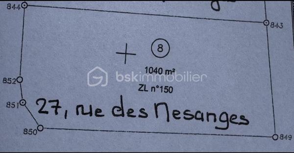 Vous avez un projet de construction ? Je propose à la vente, en exclusivité, 8 terrains à bâtir situés au sein d’un lotissement établi sur la commune de Vinon (18300). Les premières constructions ont été réalisées dès 2016 : vous vous installez ainsi dans un environnement calme, résidentiel et déjà structuré.

Caractéristiques des parcelles :
- Surfaces : Parcelles allant de 955 m² à 1170 m². Des surfaces pensées pour implanter confortablement votre maison individuelle tout en conservant un extérieur privatif agréable.
- Viabilisation : Terrains viabilisés. L’assainissement individuel est à prévoir.
- Liberté de construction : Libre choix du constructeur pour vous permettre de réaliser le projet qui correspond précisément à vos besoins et à votre budget.

Pourquoi s’implanter à Vinon ?
La commune offre un cadre de vie pratique et organisé pour les familles, avec des services essentiels à proximité :
- Scolarité : Organisation via un RPI intercommunal (maternelle, primaire et collège, avec les classes de CM1-CM2 à Vinon).
- Services aux familles : Garderie disponible de 7h30 à 18h30, cantine scolaire située à l’ESAT de Veaugues, et ramassage scolaire.
- Vie locale : Présence sur la commune d'un café-restaurant et d'un service postal.
- Localisation : Commune dynamique rattachée à la Communauté de Communes du Sancerrois, Pays Fort, Val de Loire.

En tant que mandataire, je suis à votre disposition pour vous transmettre les plans et les modalités d’acquisition de chaque lot.
Vous souhaitez obtenir des renseignements complémentaires ou organiser une visite ?
Je suis à votre entière disposition.