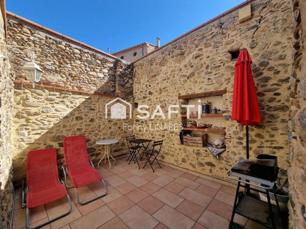 Maison avec terrasse, à côté d'un parking gratuit