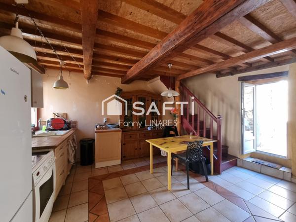 Maison avec terrasse, à côté d'un parking gratuit