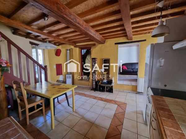 Maison avec terrasse, à côté d'un parking gratuit