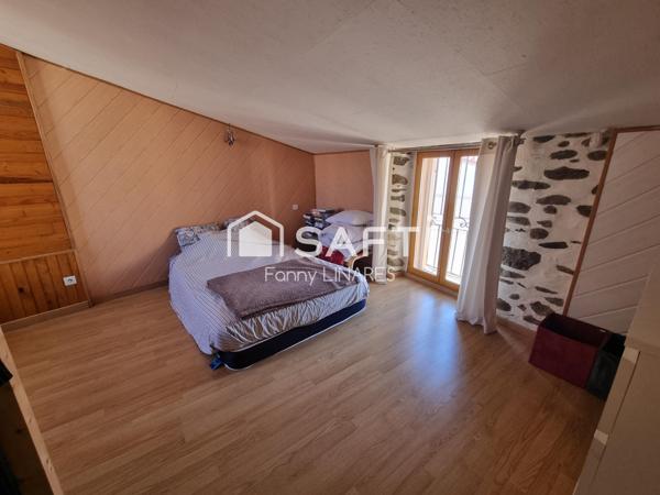 Maison avec terrasse, à côté d'un parking gratuit