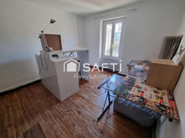 Maison avec terrasse, à côté d'un parking gratuit