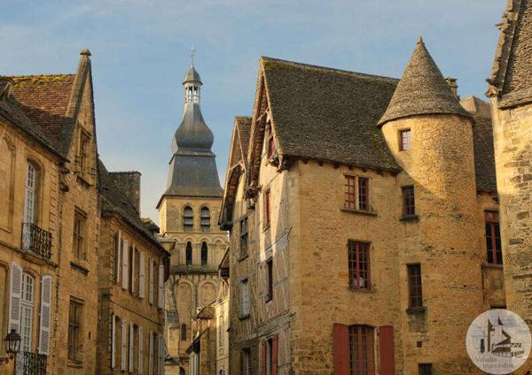 Sarlat , immeuble de 3 Apparts et Local commercial