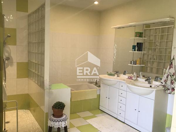 STE FOY LA GRANDE - dans un quartier privilégié, maison de plain-pied 124m² avec garage et jardin.