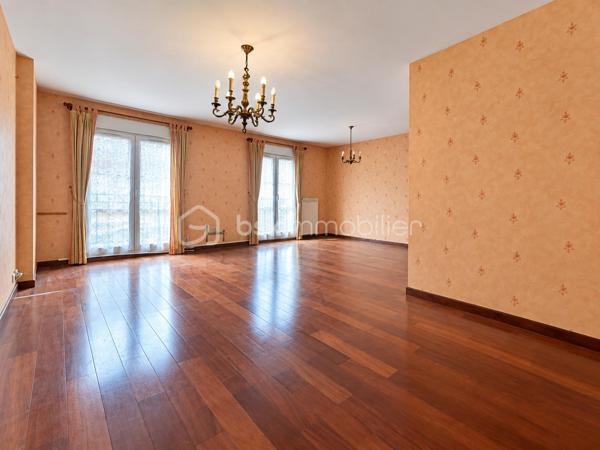 Situé au troisième étage d’une résidence sécurisée avec ascenseur, ce 4 pièces offre de beaux volumes et une distribution agréable.
L’entrée avec placard dessert les différents espaces.
🛋️ Le séjour permet d'aménager naturellement un espace salon et un espace salle à manger. Sa configuration offre également la possibilité de créer une pièce supplémentaire par la réalisation d’une cloison, afin d’adapter les volumes selon vos besoins.
🛏️ Deux chambres complètent l’ensemble, avec une cuisine, une salle d’eau, des WC indépendants et de nombreux espaces de rangement.
🚗 Un grand box fermé d'environ 26 m² en sous-sol ainsi qu’une cave viennent compléter les prestations.
📋 Un plan est également disponible dans l’annonce afin de visualiser facilement la distribution et les volumes de chaque espace.
📸 À propos des photographies
Le logement est actuellement vide. Certaines photographies ont été aménagées avec du mobilier afin de faciliter la projection et de mettre en valeur les différents espaces.
Un visuel identifié « Home Staging » présente une proposition d’aménagement avec la création d’une troisième chambre par cloisonnement. Cette configuration est proposée à titre illustratif et ne correspond pas à l’état actuel.