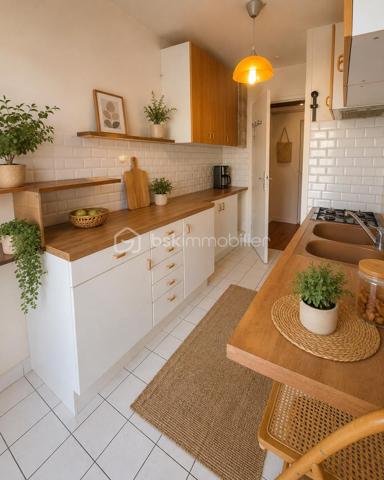 Situé au troisième étage d’une résidence sécurisée avec ascenseur, ce 4 pièces offre de beaux volumes et une distribution agréable.
L’entrée avec placard dessert les différents espaces.
🛋️ Le séjour permet d'aménager naturellement un espace salon et un espace salle à manger. Sa configuration offre également la possibilité de créer une pièce supplémentaire par la réalisation d’une cloison, afin d’adapter les volumes selon vos besoins.
🛏️ Deux chambres complètent l’ensemble, avec une cuisine, une salle d’eau, des WC indépendants et de nombreux espaces de rangement.
🚗 Un grand box fermé d'environ 26 m² en sous-sol ainsi qu’une cave viennent compléter les prestations.
📋 Un plan est également disponible dans l’annonce afin de visualiser facilement la distribution et les volumes de chaque espace.
📸 À propos des photographies
Le logement est actuellement vide. Certaines photographies ont été aménagées avec du mobilier afin de faciliter la projection et de mettre en valeur les différents espaces.
Un visuel identifié « Home Staging » présente une proposition d’aménagement avec la création d’une troisième chambre par cloisonnement. Cette configuration est proposée à titre illustratif et ne correspond pas à l’état actuel.