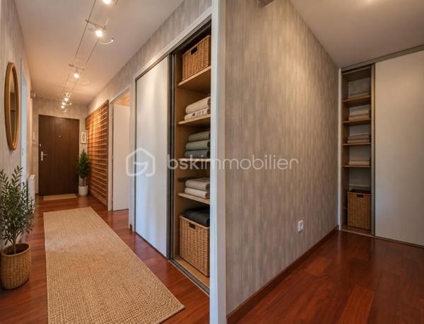 Situé au troisième étage d’une résidence sécurisée avec ascenseur, ce 4 pièces offre de beaux volumes et une distribution agréable.
L’entrée avec placard dessert les différents espaces.
🛋️ Le séjour permet d'aménager naturellement un espace salon et un espace salle à manger. Sa configuration offre également la possibilité de créer une pièce supplémentaire par la réalisation d’une cloison, afin d’adapter les volumes selon vos besoins.
🛏️ Deux chambres complètent l’ensemble, avec une cuisine, une salle d’eau, des WC indépendants et de nombreux espaces de rangement.
🚗 Un grand box fermé d'environ 26 m² en sous-sol ainsi qu’une cave viennent compléter les prestations.
📋 Un plan est également disponible dans l’annonce afin de visualiser facilement la distribution et les volumes de chaque espace.
📸 À propos des photographies
Le logement est actuellement vide. Certaines photographies ont été aménagées avec du mobilier afin de faciliter la projection et de mettre en valeur les différents espaces.
Un visuel identifié « Home Staging » présente une proposition d’aménagement avec la création d’une troisième chambre par cloisonnement. Cette configuration est proposée à titre illustratif et ne correspond pas à l’état actuel.