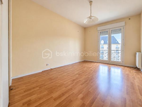 Situé au troisième étage d’une résidence sécurisée avec ascenseur, ce 4 pièces offre de beaux volumes et une distribution agréable.
L’entrée avec placard dessert les différents espaces.
🛋️ Le séjour permet d'aménager naturellement un espace salon et un espace salle à manger. Sa configuration offre également la possibilité de créer une pièce supplémentaire par la réalisation d’une cloison, afin d’adapter les volumes selon vos besoins.
🛏️ Deux chambres complètent l’ensemble, avec une cuisine, une salle d’eau, des WC indépendants et de nombreux espaces de rangement.
🚗 Un grand box fermé d'environ 26 m² en sous-sol ainsi qu’une cave viennent compléter les prestations.
📋 Un plan est également disponible dans l’annonce afin de visualiser facilement la distribution et les volumes de chaque espace.
📸 À propos des photographies
Le logement est actuellement vide. Certaines photographies ont été aménagées avec du mobilier afin de faciliter la projection et de mettre en valeur les différents espaces.
Un visuel identifié « Home Staging » présente une proposition d’aménagement avec la création d’une troisième chambre par cloisonnement. Cette configuration est proposée à titre illustratif et ne correspond pas à l’état actuel.