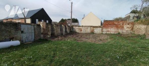 Terrain à vendre à CRECY SUR SERRE, d'une superficie totale de 1337m², composé d'une première s...