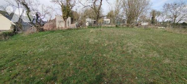 Terrain à vendre à CRECY SUR SERRE, d'une superficie totale de 1337m², composé d'une première s...