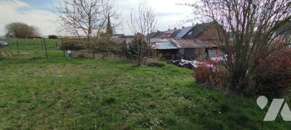 Terrain à vendre à CRECY SUR SERRE, d'une superficie totale de 1337m², composé d'une première s...