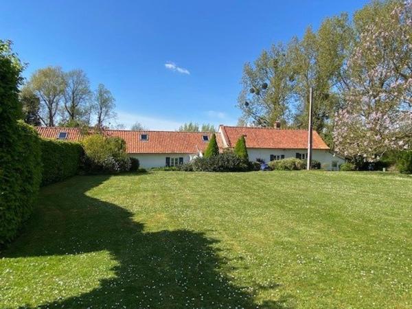 Coup de cœur assuré pour cette longère de charme sur plus de 7 000 m² de terrain