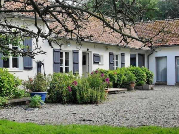 Coup de cœur assuré pour cette longère de charme sur plus de 7 000 m² de terrain