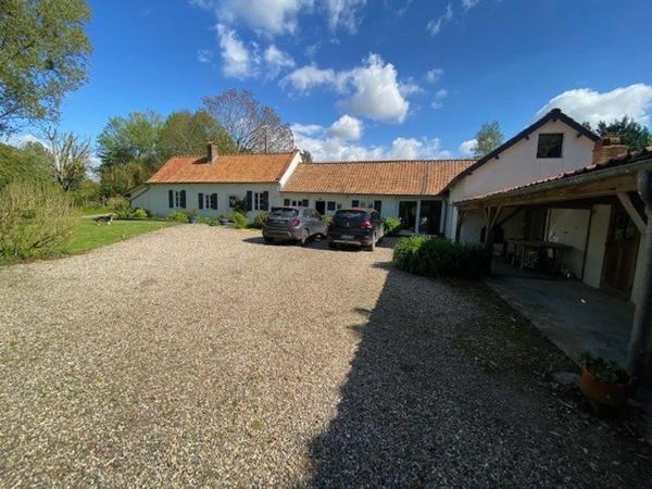 Coup de cœur assuré pour cette longère de charme sur plus de 7 000 m² de terrain