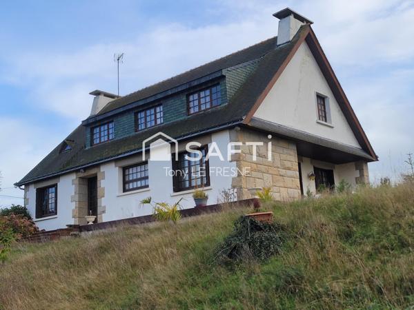 Néo Bretonne atypique sur un terrain au calme surplombant le bourg de la Chèze.