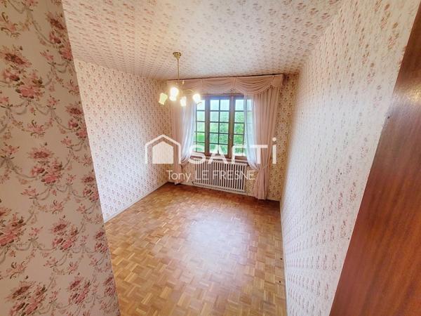 Néo Bretonne atypique sur un terrain au calme surplombant le bourg de la Chèze.