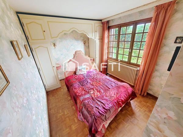 Néo Bretonne atypique sur un terrain au calme surplombant le bourg de la Chèze.