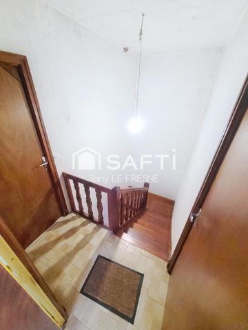 Néo Bretonne atypique sur un terrain au calme surplombant le bourg de la Chèze.