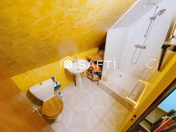 Néo Bretonne atypique sur un terrain au calme surplombant le bourg de la Chèze.