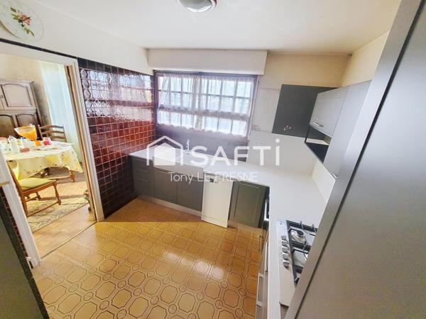 Néo Bretonne atypique sur un terrain au calme surplombant le bourg de la Chèze.