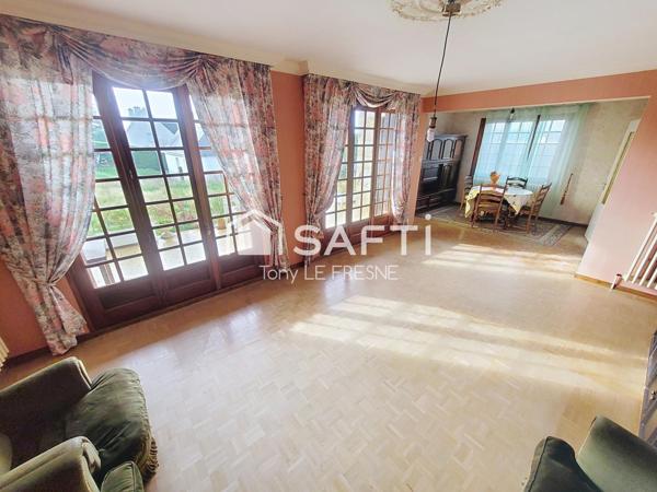 Néo Bretonne atypique sur un terrain au calme surplombant le bourg de la Chèze.