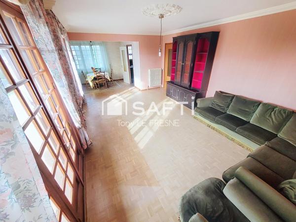 Néo Bretonne atypique sur un terrain au calme surplombant le bourg de la Chèze.