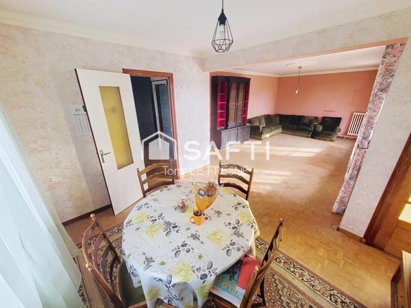 Néo Bretonne atypique sur un terrain au calme surplombant le bourg de la Chèze.